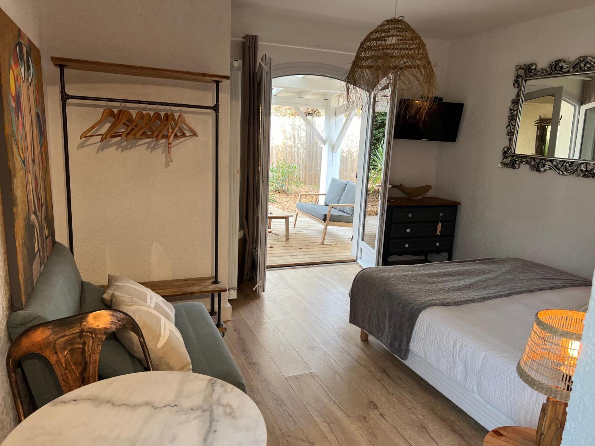 Les De L'arestel Bed & Breakfast *